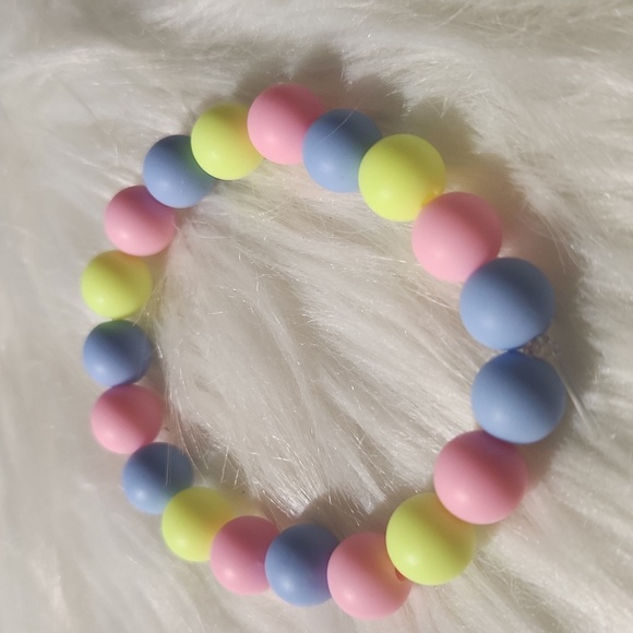 Handcrafted beaded bracelet made on a stretchy cord - Picture 4 of 4